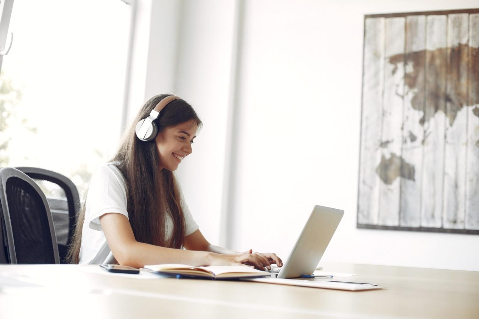 Graphiques et analyses financières sur écran d'ordinateur