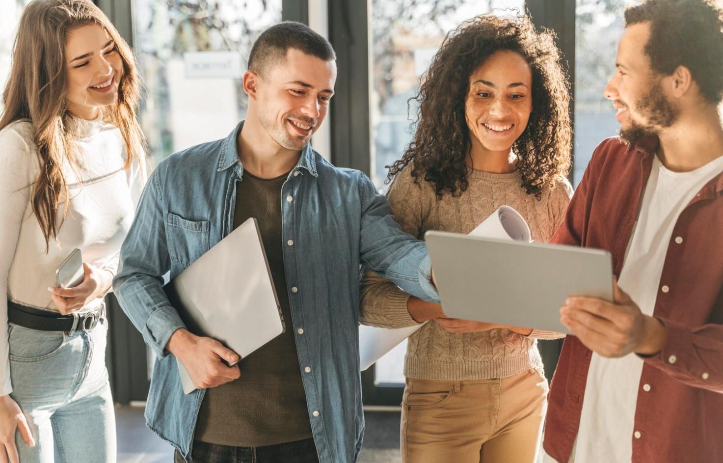 Bureau moderne avec équipe travaillant sur des analyses financières
