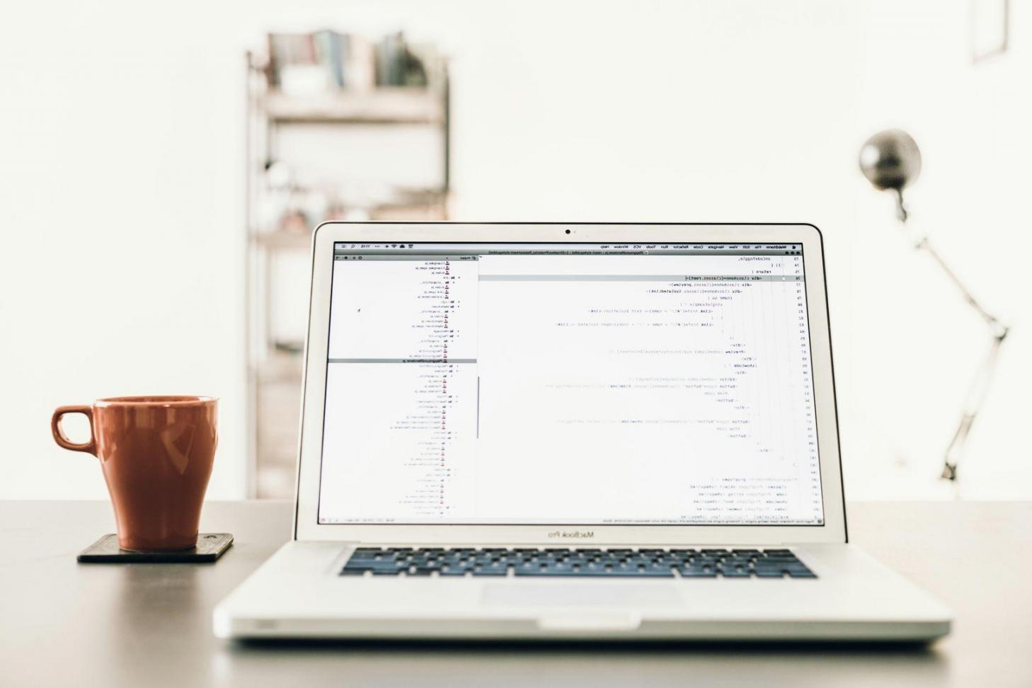 Espace de travail moderne avec documents d'analyse