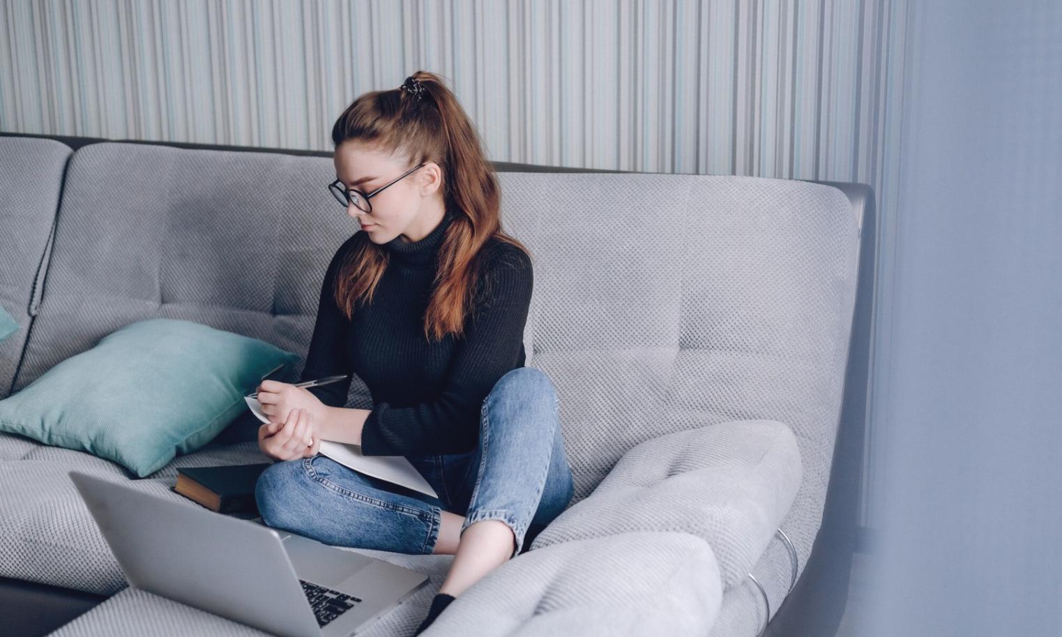 Réunion d'équipe commerciale avec présentation de résultats